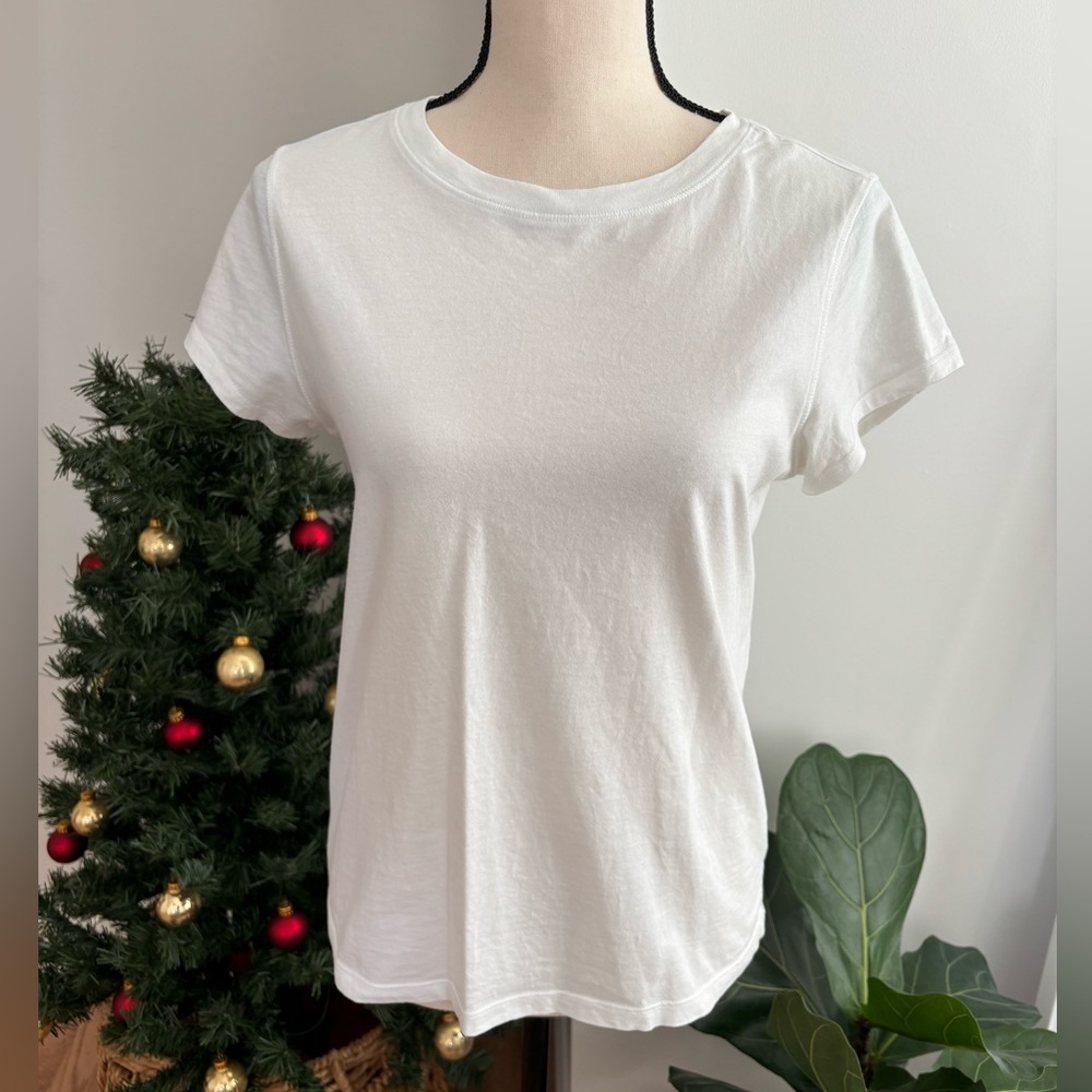 Universal Thread women’s solid white round neck short sleeve shirt size small